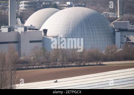 Neckarwestheim, Allemagne. 1er mars 2021. Unité I (arrière) et unité II de la centrale nucléaire de Neckarwestheim. Le 11 mars 2011, la centrale nucléaire japonaise de Fukushima a été détruite par les vagues du tsunami. La catastrophe a initié l'élimination progressive de l'énergie nucléaire en Allemagne. En l’espace d’une génération, EnBW veut maintenant démanteler les réacteurs nucléaires qui ont été arrêtés. (À dpa 'où l'âge nucléaire est démantelé') Credit: Sebastian Gollnow/dpa/Alamy Live News Banque D'Images