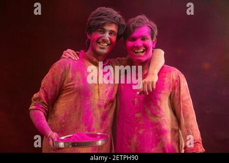 DEUX JEUNES HOMMES SE POSENT VOLONTIERS DEVANT LA CAMÉRA PENDANT HOLI Banque D'Images