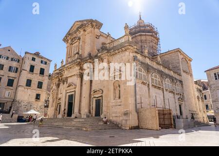 Dubrovnik, Croatie - 20 août 2020 : vue grand angle de la cathédrale de la Vierge Marie en réparation Banque D'Images