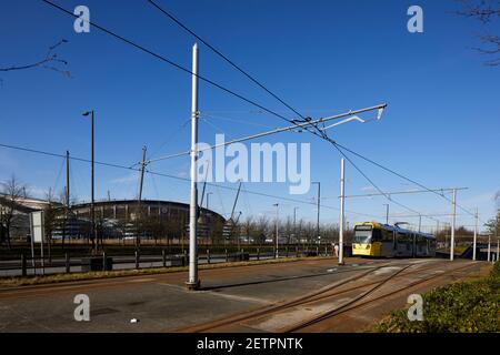 Tramway Metrolink passant devant le stade Etihad, stade de l'équipe de la Premier League Manchester City FC Banque D'Images