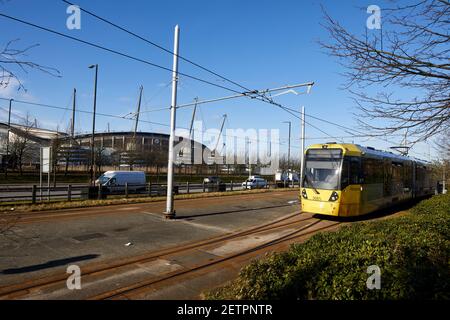 Tramway Metrolink passant devant le stade Etihad, stade de l'équipe de la Premier League Manchester City FC Banque D'Images