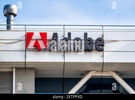 Bucarest, Roumanie - 02.13.2021: Bureaux d'Adobe Inc en Roumanie. Logo de la société américaine multinationale de logiciels informatiques Adobe sur un bâtiment Banque D'Images