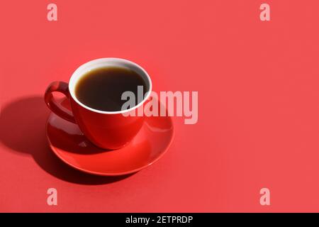 Tasse de café et de grains rouges sur fond rouge. Copier l'espace Banque D'Images