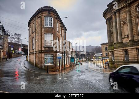 Todmorden viaduc avec 11 bureaux de Burnley Rd et Todmorden Town Hall dans la pluie Banque D'Images