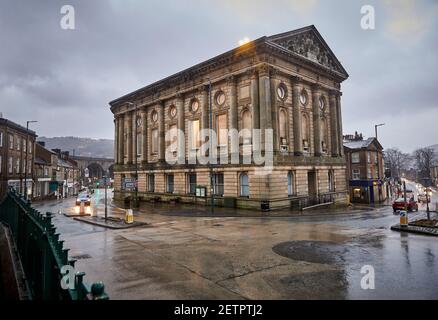 Todmorden viaduc avec Burnley Rd et Todmorden Town Hall in le humide Banque D'Images