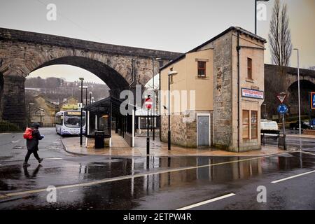 Le viaduc de Todmorden et la gare routière Banque D'Images