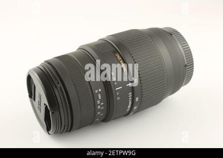 Objectif Sigma 70-300mm f4-5.6 DG Macro, photographie sur un concept économique image 1 de 2 Banque D'Images