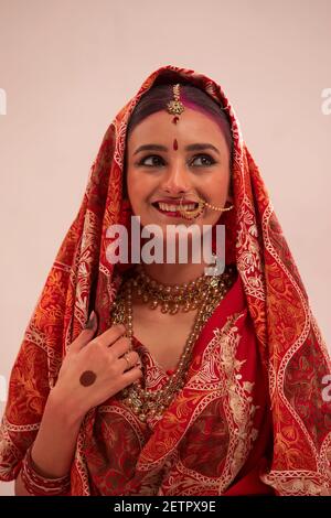 PORTRAIT D'UNE FEMME EN TENUE TRADITIONNELLE ET ORNEMENTS Banque D'Images