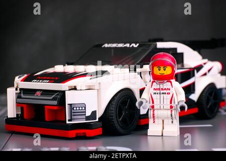 Tambov, Fédération de Russie - 25 juin 2020 LEGO Speed Champions. LEGO Nissan GT-R NISMO pilote mini-figurine près de sa voiture. Banque D'Images