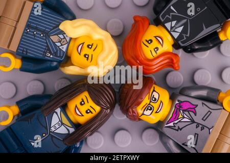 Tambov, Fédération de Russie - 17 janvier 2021 quatre femmes d'affaires Lego minifigures sur fond de plaque de base grise. Banque D'Images