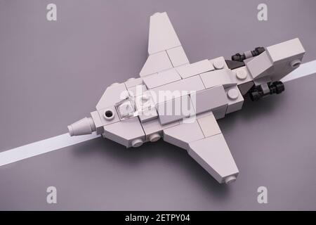 Tambov, Fédération de Russie - 26 février 2021 Lego Custom Made fighter jet prêt à voler sur la plaque de base de Lego Road. Banque D'Images