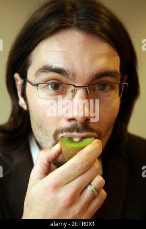 Jerome Taylor essaie LE FRUIT MIRACLE ( Synsepalum Dulcificum) Ce qui rend les aliments aigre et amer goût sweeter.photographie par David Sandison l'indépendant Banque D'Images