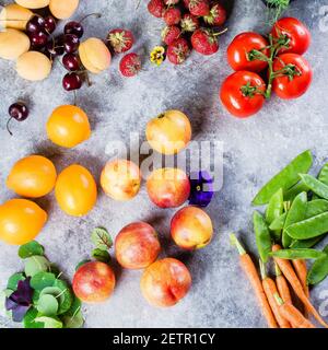 Divers fruits frais d'été, baies et légumes. Vue de dessus. Abricot, cerise, fraise, pêche, citron tomate poire carotte Banque D'Images