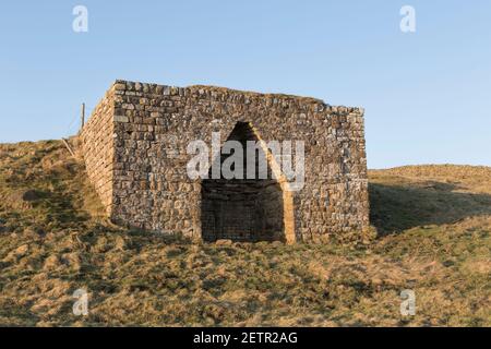 Un four à chaux inutilisé, probablement victorien, près de Rapaishaw Gap, sous les rochers de Hotbank, Hadrien's Wall, Northumberland, Royaume-Uni Banque D'Images