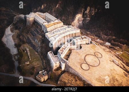 ITALIE, EXILLES : vue aérienne du fort Exilles, un complexe fortifié reconstruit au début des années 1800, qui faisait partie de la ligne défensive entre l'Italie et la France. Il est situé dans la vallée de Susa, le long de la route principale reliant Turin à la France. Banque D'Images