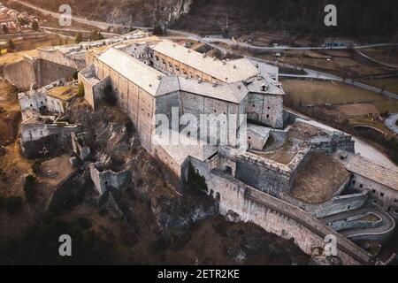 ITALIE, EXILLES : vue aérienne du fort Exilles, un complexe fortifié reconstruit au début des années 1800, qui faisait partie de la ligne défensive entre l'Italie et la France. Il est situé dans la vallée de Susa, le long de la route principale reliant Turin à la France. Banque D'Images