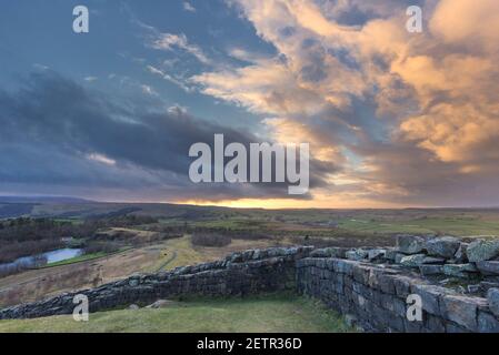 Hadrien's Wall on Walltown Crags, surplombant Walltown Country Park, Northumberland, Royaume-Uni Banque D'Images