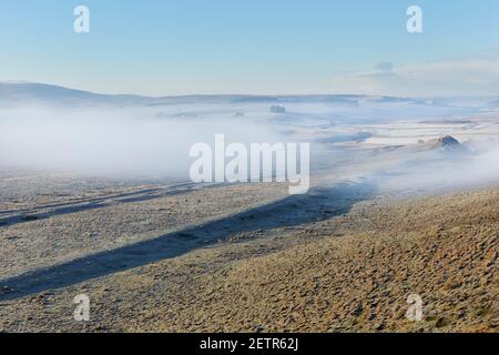 Brume matinale et ligne du Vallum, vue des Crags de Cawfield, près de CAW Gap, mur d'Hadrien, Northumberland, Royaume-Uni Banque D'Images