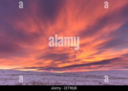 Un coucher de soleil d'hiver spectaculaire sur Cold Fell, Geltsdale et les collines adjacentes, vu de Plenmeller Common, Northumberland, Royaume-Uni Banque D'Images