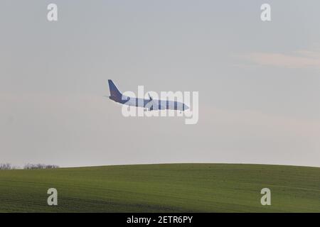 Une approche finale Jet2 Boeing 737-800 dans l'aéroport de Glasgow Banque D'Images