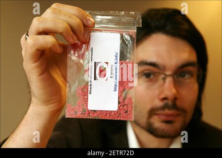 Jerome Taylor essaie LE FRUIT MIRACLE ( Synsepalum Dulcificum) Ce qui rend les aliments aigre et amer goût sweeter.photographie par David Sandison l'indépendant Banque D'Images