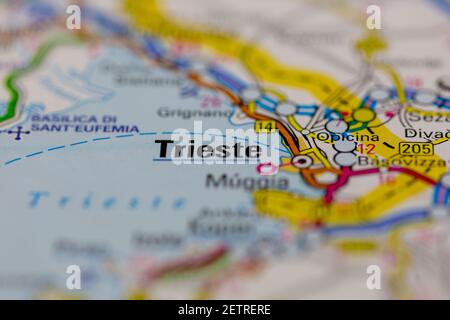 Trieste affiché sur une carte routière ou une carte de la géographie et atlas Banque D'Images