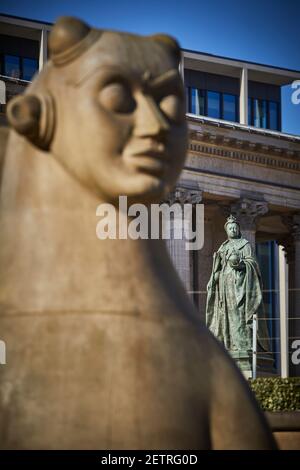 Birmingham Landmark Council House, Victoria Square, Queen Victoria, original par Thomas Brock (marbre de 1901), refonte en bronze par William Bloye (1951). Banque D'Images