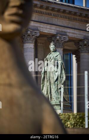 Birmingham Landmark Council House, Victoria Square, Queen Victoria, original par Thomas Brock (marbre de 1901), refonte en bronze par William Bloye (1951). Banque D'Images