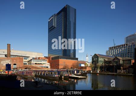 Le centre-ville de Birmingham est un site touristique de Regency Wharf pub sur le Birmingham Canal Old Line Basin Marina et hôtel Hyatt Regency Banque D'Images