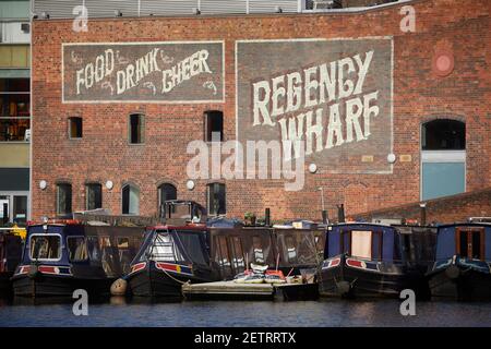 Le centre-ville de Birmingham est un site touristique de Regency Wharf pub sur le Birmingham Bassin de la marina Canal Old Line Banque D'Images