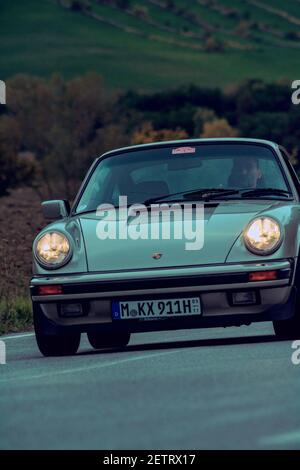 PORTO CERVO, ITALIE - 24 octobre 2020: CAGLI , ITALIE - OTT 24 - 2020 : PORSCHE 911 une vieille voiture de course en rallye mille Miglia 2020 la célèbre histoire italienne Banque D'Images