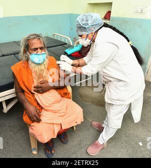 Beawar, Rajasthan, Inde, 2 mars 2021 : un moine âgé a reçu le vaccin COVID-19, au cours d'une campagne nationale d'inoculation, à l'hôpital gouvernemental de Beawar. La deuxième phase de la campagne de vaccination Covid-19 a débuté chez les personnes de 60 ans et plus. Le Premier ministre indien Narendra Modi, âgé de 70 ans, a également reçu lundi sa première dose de vaccin Corona à l'AIIMS de New Delhi. Crédit : Sumit Saraswat/Alay Live News Banque D'Images