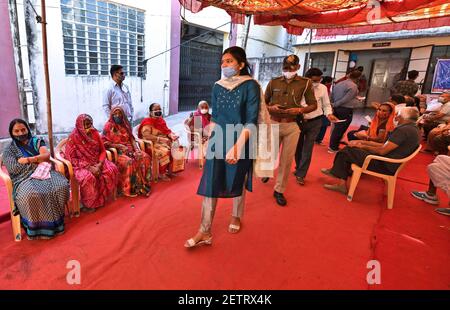 Beawar, Rajasthan, Inde, 2 mars 2021: Les personnes âgées attendent à leur tour de recevoir une dose du vaccin COVID-19, lors d'une campagne nationale d'inoculation, à l'hôpital gouvernemental de Beawar. La deuxième phase de la campagne de vaccination Covid-19 a débuté chez les personnes de 60 ans et plus. Le Premier ministre indien Narendra Modi, âgé de 70 ans, a également reçu lundi sa première dose de vaccin Corona à l'AIIMS de New Delhi. Crédit : Sumit Saraswat/Alay Live News Banque D'Images