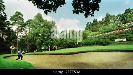 VICTOR CHANDLER MAÎTRES BRITANNIQUES À WOBAN LEE WESTWOOD SORT D'UN BUNKER PAR LE 2ÈME VERT LE 11ÈME TROU DU MATCH. Banque D'Images