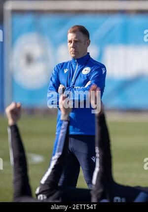 02 mars 2021, Rhénanie-du-Nord-Westphalie, Bielefeld: Le nouvel entraîneur du club de football de Bundesliga Arminia Bielefeld, Frank Kramer, se tient sur le terrain lors de sa première session d'entraînement avec l'équipe. Photo: Friso Gentsch/dpa Banque D'Images