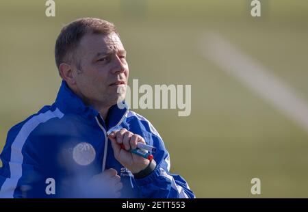 02 mars 2021, Rhénanie-du-Nord-Westphalie, Bielefeld: Le nouvel entraîneur du club de football de Bundesliga Arminia Bielefeld, Frank Kramer, se tient sur le terrain lors de sa première session d'entraînement avec l'équipe. Photo: Friso Gentsch/dpa Banque D'Images