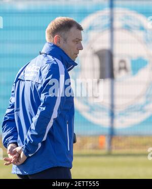 02 mars 2021, Rhénanie-du-Nord-Westphalie, Bielefeld: Le nouvel entraîneur du club de football de Bundesliga Arminia Bielefeld, Frank Kramer, se tient sur le terrain lors de sa première session d'entraînement avec l'équipe. Photo: Friso Gentsch/dpa Banque D'Images