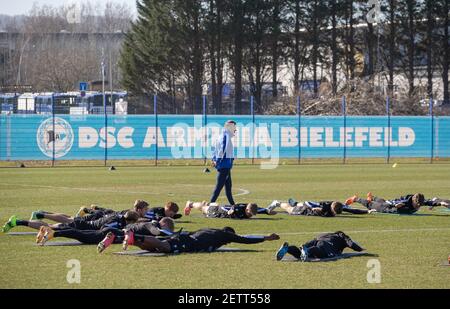 02 mars 2021, Rhénanie-du-Nord-Westphalie, Bielefeld: Le nouvel entraîneur du club de football de Bundesliga Arminia Bielefeld, Frank Kramer, se tient sur le terrain lors de sa première session d'entraînement avec l'équipe. Photo: Friso Gentsch/dpa Banque D'Images