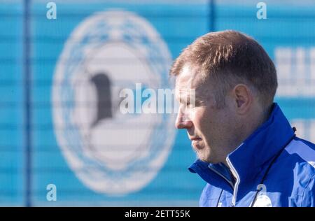 02 mars 2021, Rhénanie-du-Nord-Westphalie, Bielefeld: Le nouvel entraîneur du club de football de Bundesliga Arminia Bielefeld, Frank Kramer, se tient sur le terrain lors de sa première session d'entraînement avec l'équipe. Photo: Friso Gentsch/dpa Banque D'Images