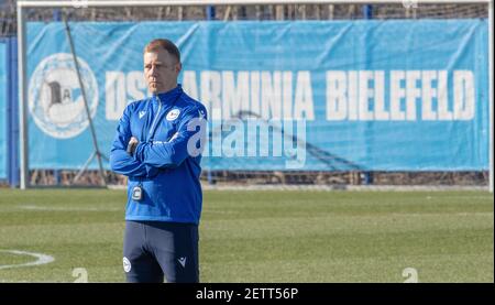 02 mars 2021, Rhénanie-du-Nord-Westphalie, Bielefeld: Le nouvel entraîneur du club de football de Bundesliga Arminia Bielefeld, Frank Kramer, se tient sur le terrain lors de sa première session d'entraînement avec l'équipe. Photo: Friso Gentsch/dpa Banque D'Images