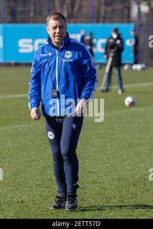 02 mars 2021, Rhénanie-du-Nord-Westphalie, Bielefeld: Le nouvel entraîneur du club de football de Bundesliga Arminia Bielefeld, Frank Kramer, se tient sur le terrain lors de sa première session d'entraînement avec l'équipe. Photo: Friso Gentsch/dpa Banque D'Images