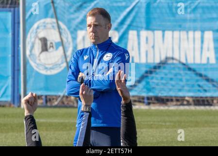 02 mars 2021, Rhénanie-du-Nord-Westphalie, Bielefeld: Le nouvel entraîneur du club de football de Bundesliga Arminia Bielefeld, Frank Kramer, se tient sur le terrain lors de sa première session d'entraînement avec l'équipe. Photo: Friso Gentsch/dpa Banque D'Images