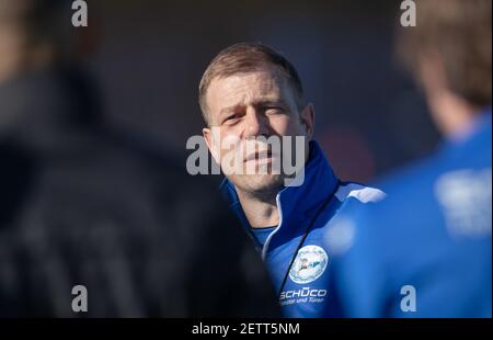 02 mars 2021, Rhénanie-du-Nord-Westphalie, Bielefeld: Le nouvel entraîneur du club de football de Bundesliga Arminia Bielefeld, Frank Kramer, se tient sur le terrain lors de sa première session d'entraînement avec l'équipe. Photo: Friso Gentsch/dpa Banque D'Images