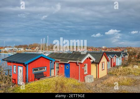 Village multicolore dépeint beaucoup de maisons d'été nordiques (Sommarstuga ou stuga suédois) au bord de la mer dans un port de pêcheurs coloré ou de pêche village Banque D'Images