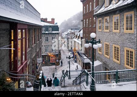 Noël à l'intérieur de la vieille ville de Québec, les gens qui marchent à l'intérieur de la vieille ville. Petit Champlain est un quartier de Québec, Canada. Banque D'Images