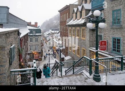 Noël à l'intérieur de la vieille ville de Québec, les gens qui marchent à l'intérieur de la vieille ville. Petit Champlain est un quartier de Québec, Canada. Banque D'Images