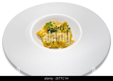 Ravioli del pline pâtes piémontaises typiques des Langhe en Italie assaisonnées de beurre, de marjolaine et de parmesan Banque D'Images