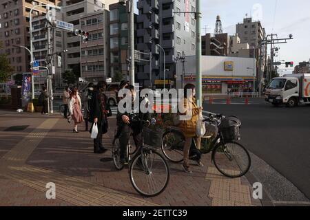 Tokyo, Japon. 1er mars 2021. Les cyclistes et les piétons attendent à un carrefour dans le quartier de Sumida. Crédit : SOPA Images Limited/Alamy Live News Banque D'Images