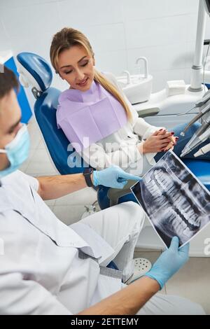 Une femme qui se pigne dans le film radiographique des dents Banque D'Images