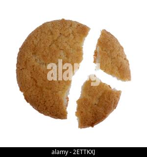 Un seul cookie de saveur de noix de coco qui est cassé en trois morceaux isolés sur un fond blanc. Banque D'Images